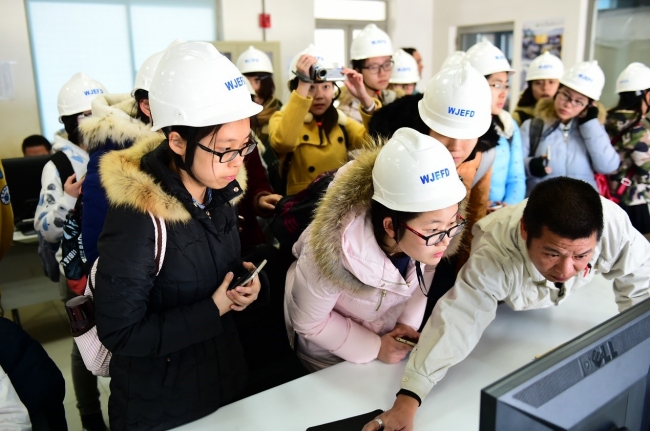 参观脱硫装置控制室2 参观脱硫装置控制室2